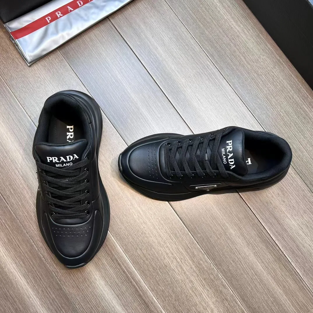 P440 Prad* men's new soft leather casual sneakers. This sneaker is made of Napa cowhide. The leather is soft and fine, with a natural texture, which improves breathability. The outer side is coated with an enamel metal triangle logo to embellish the shoe body. The tongue and heel are decorated with brand letter logo details. Ultra-lightweight 6cm concave and convex rubber thick sole with PRADA letter logo on the side and cowhide lining. It feels comfortable on the foot and is exquisite and versatile!